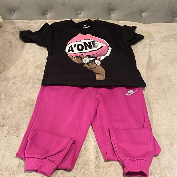 Boys Nike Black Graphic A’OneTee with Mauve Nike Jogger SetSize L